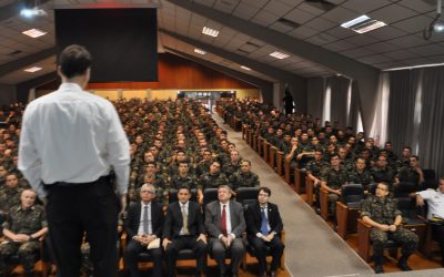 Presidente do TRF2 é homenageado na EsAO com placa na Galeria dos Professores Eméritos