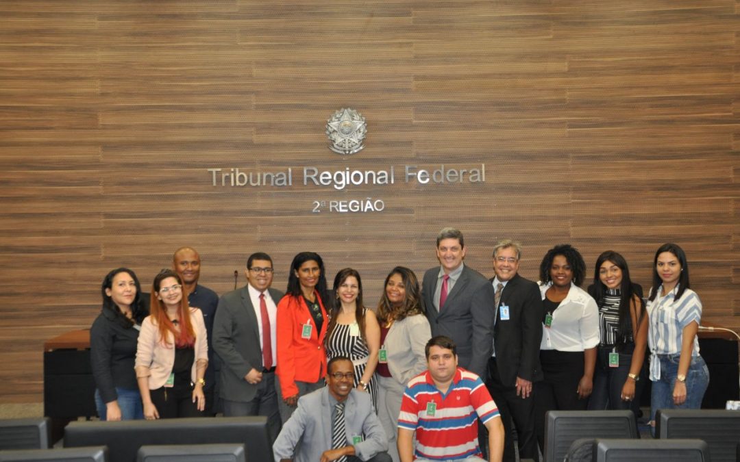 Estudantes de Direito da Unesa visitam o TRF2, no projeto “Visita Guiada”