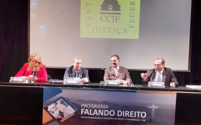 Ministro Reynaldo Soares Fonseca entrega certificados a formandos do projeto “Falando Direito”, no CCJF