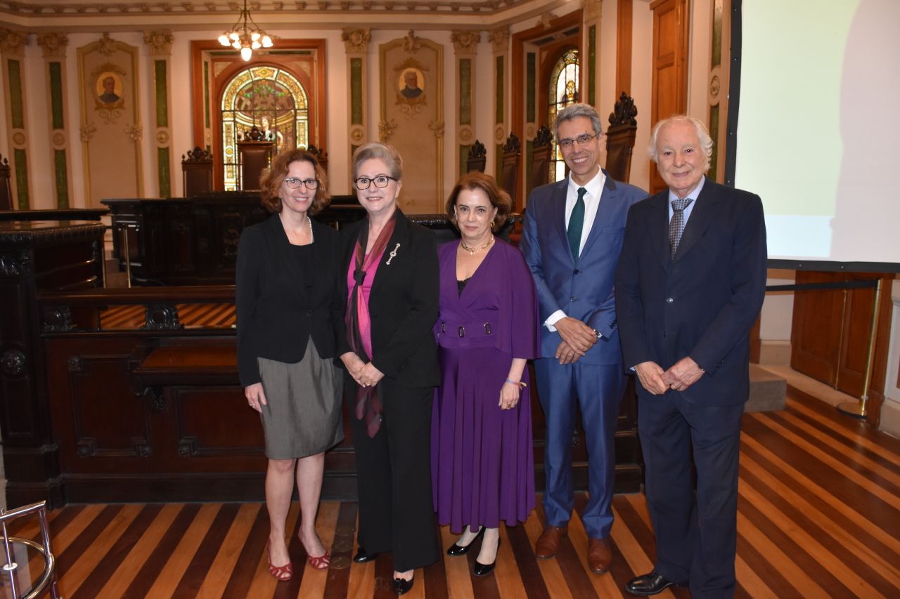 Em pé, Simone Schreiber, Ellen Gracie, Marisa Santos, Guilherme Calmon e Frederico Gueiros.