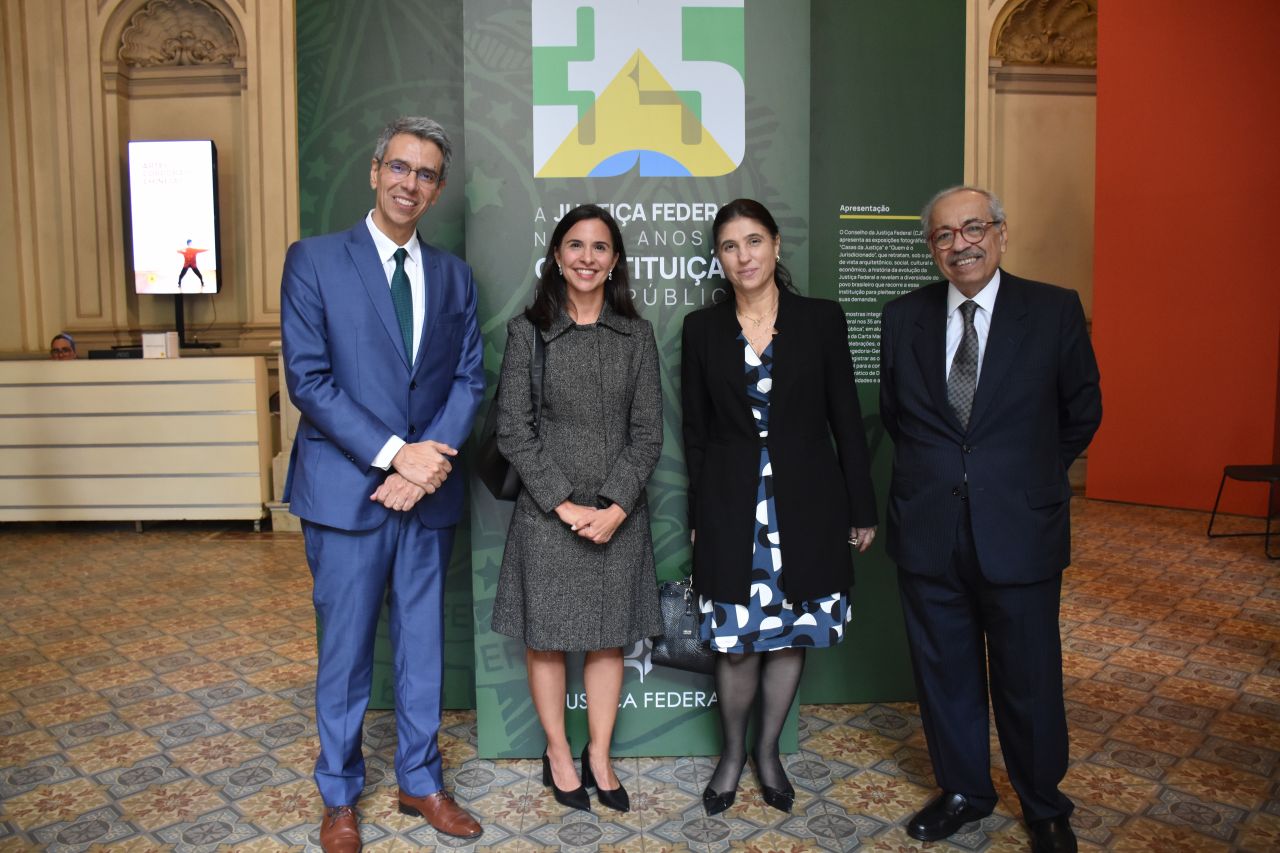 Em pé, Guilherme Calmon, Leticia De Santis Mello, juíza federal Paula Patricia Provedel e Og Fernandes.