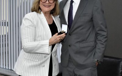 Desembargadora aposentada Liliane Roriz é homenageada com Bóton de 30 anos de serviços prestados à magistratura federal