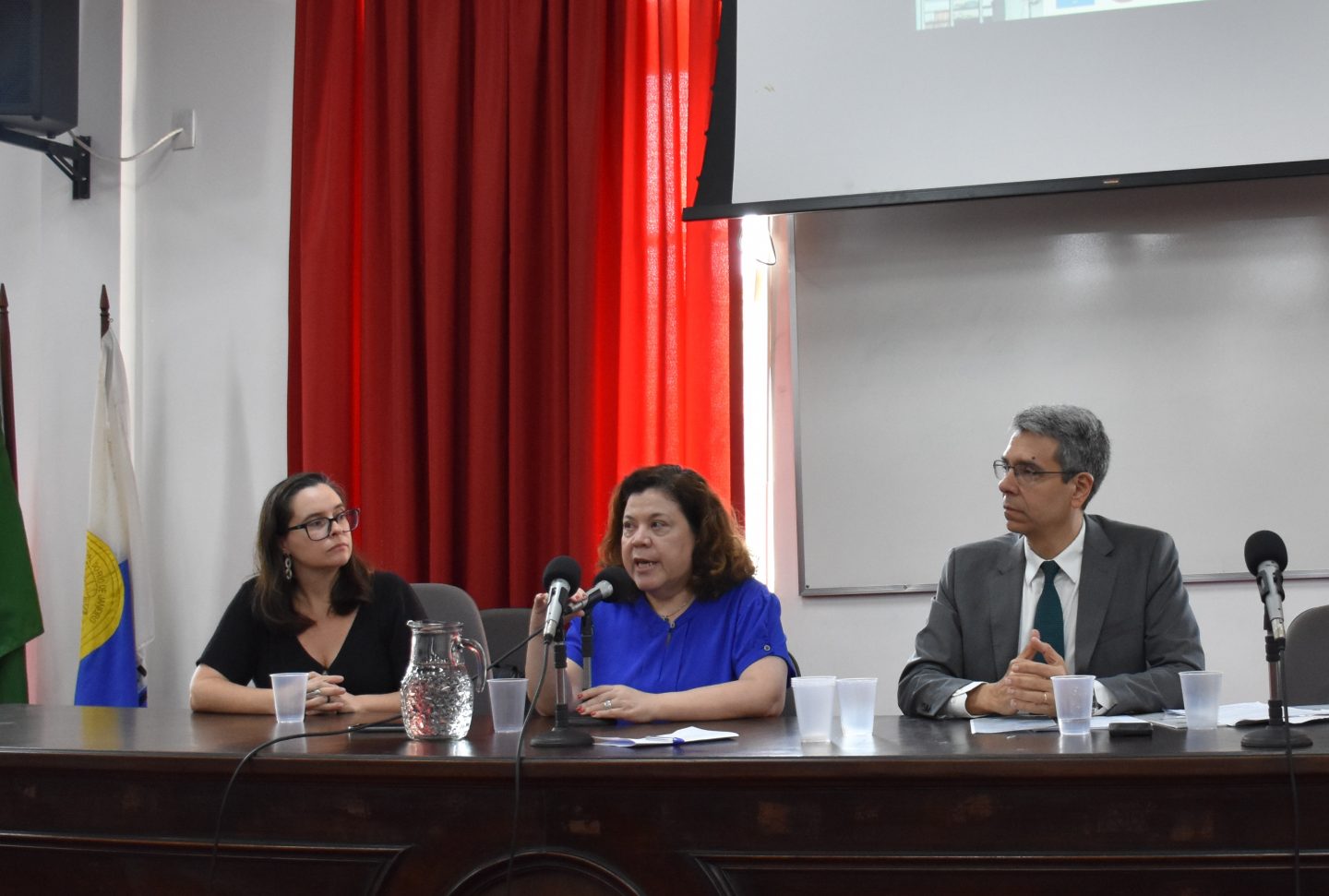 Foto da mesa composta pela juíza federal Andrea Daquer Barsolli, que integra a CSF do TRF2, e pelo presidente do TRF2, desembargador federal Guilherme Calmon.