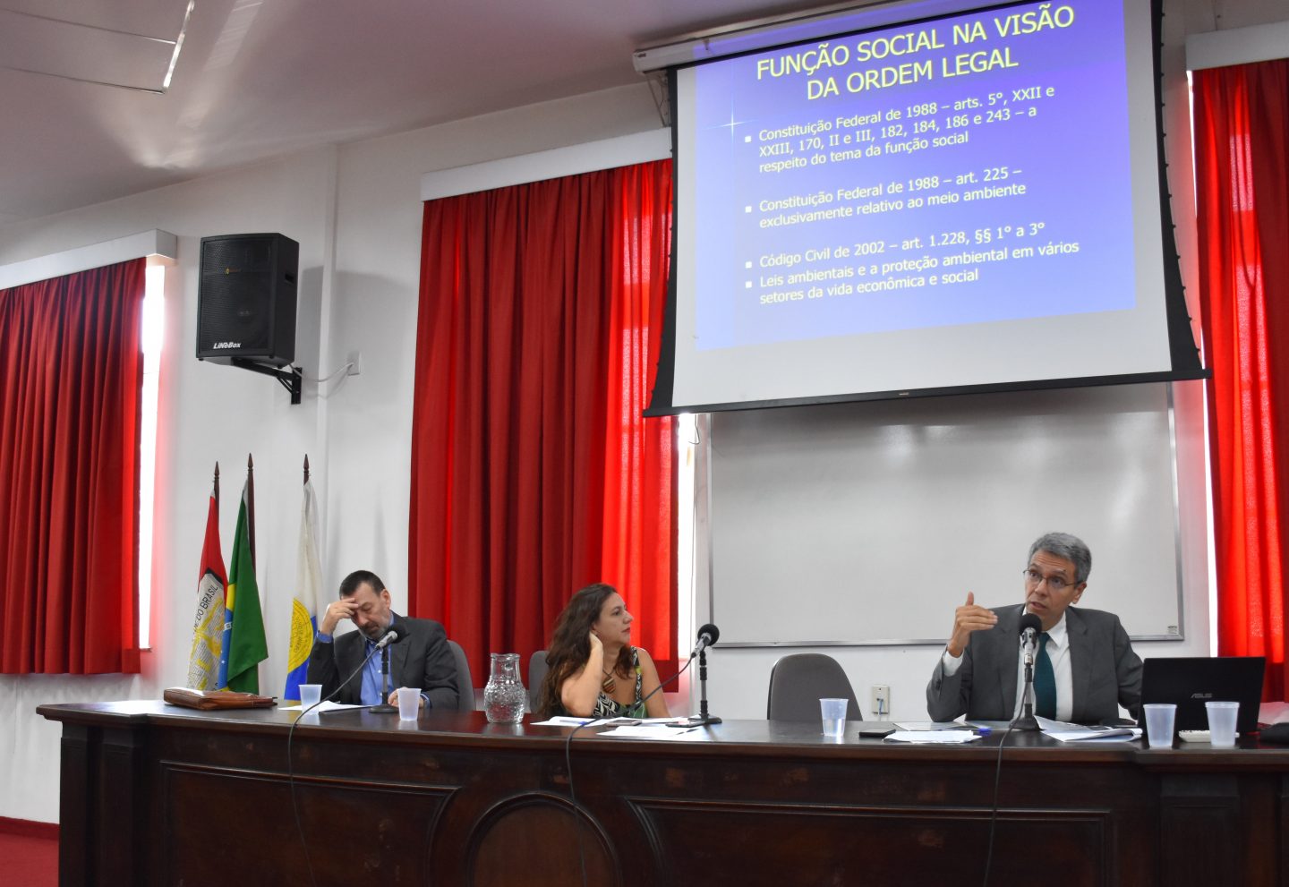 Foto da primeira mesa, moderada pela professora da UFRJ Ana Claudia Tavares. Palestrou o presidente do TRF2, desembargador federal Guilherme Calmon.